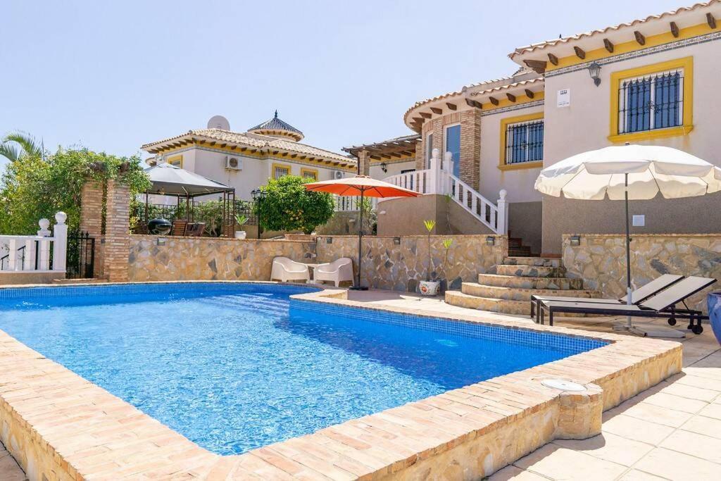 Casa Lilly-Rose, A Beautiful 3 Bedroom Detached Villa A Short Walk To The Villamartin Plaza & Golf Course Zewnętrze zdjęcie