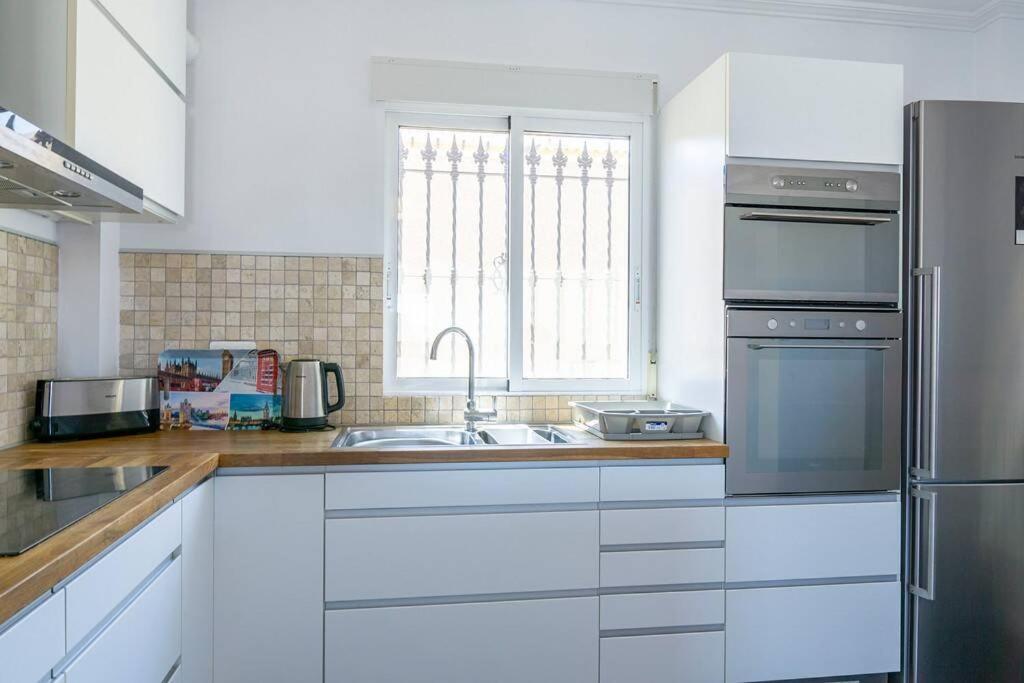Casa Lilly-Rose, A Beautiful 3 Bedroom Detached Villa A Short Walk To The Villamartin Plaza & Golf Course Zewnętrze zdjęcie
